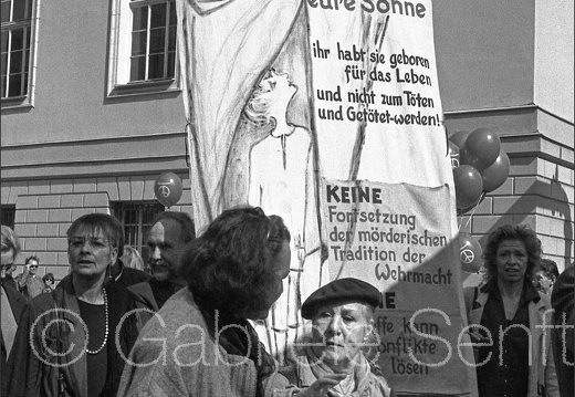 Käthe Reichel beim Ostermarsch 99